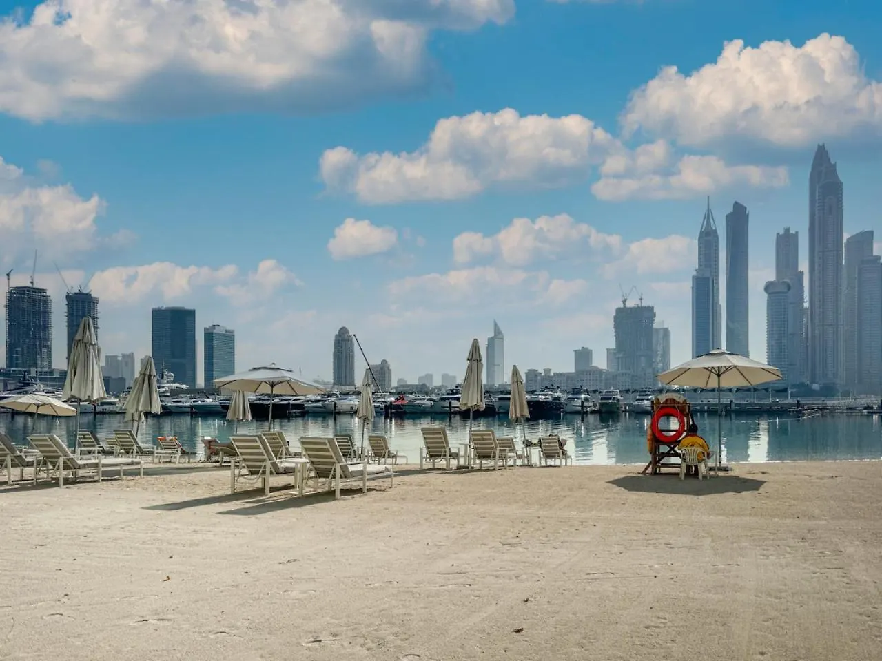 Sleek 1-Bedroom Beachfront Escape In Marina Vista Dubaj
