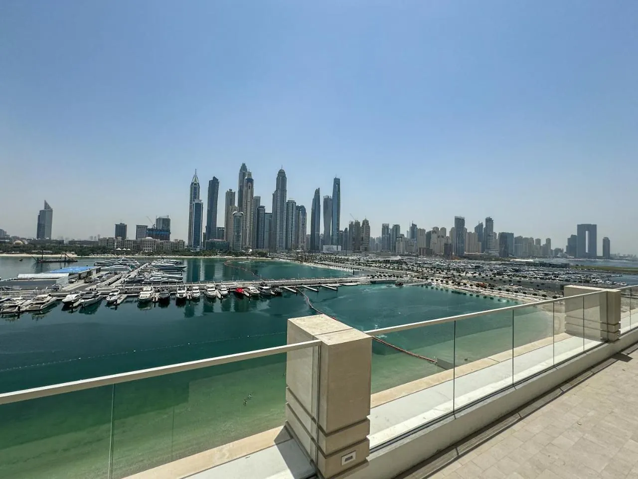 Apartmán Sleek 1-Bedroom Beachfront Escape In Marina Vista Dubaj