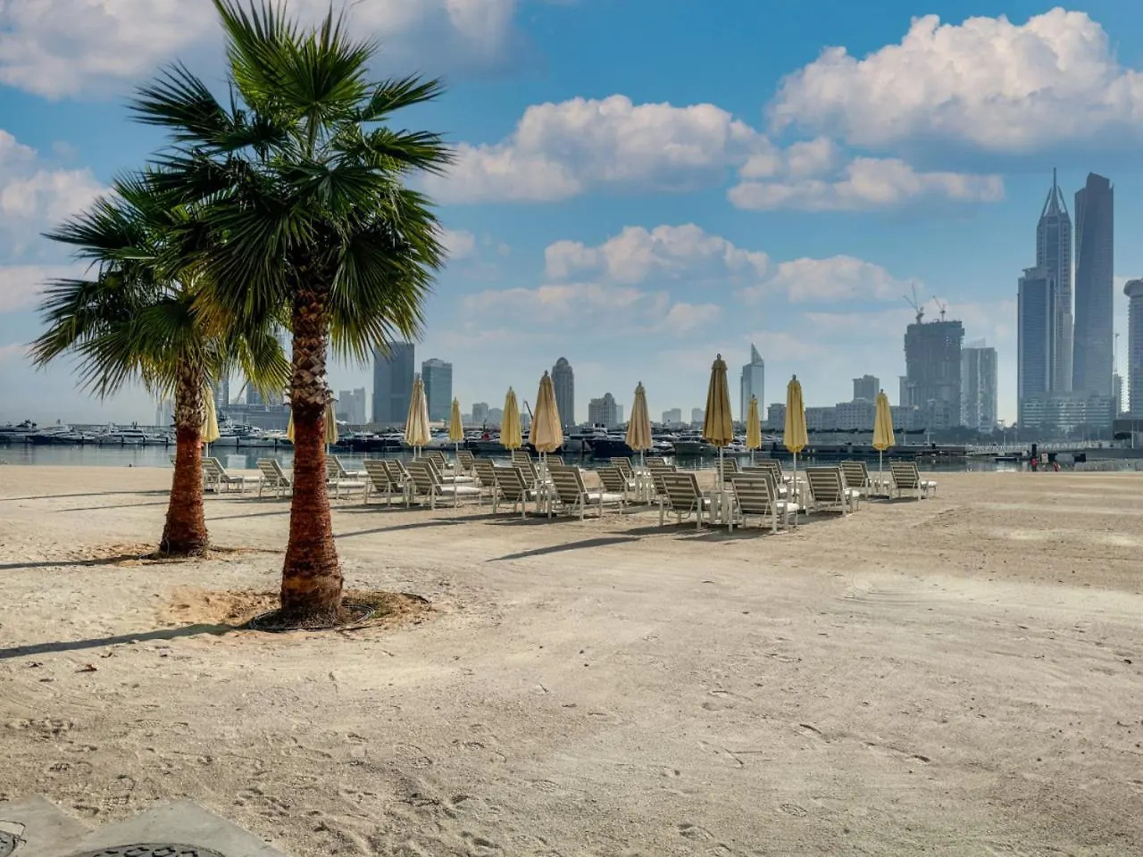 Apartment Sleek 1-Bedroom Beachfront Escape In Marina Vista Dubai