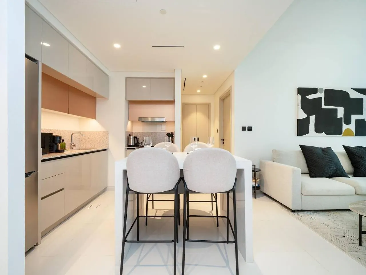 Sleek 1-Bedroom Beachfront Escape In Marina Vista Dubai Apartment