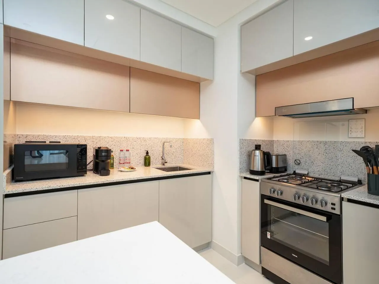 Sleek 1-Bedroom Beachfront Escape In Marina Vista Dubai