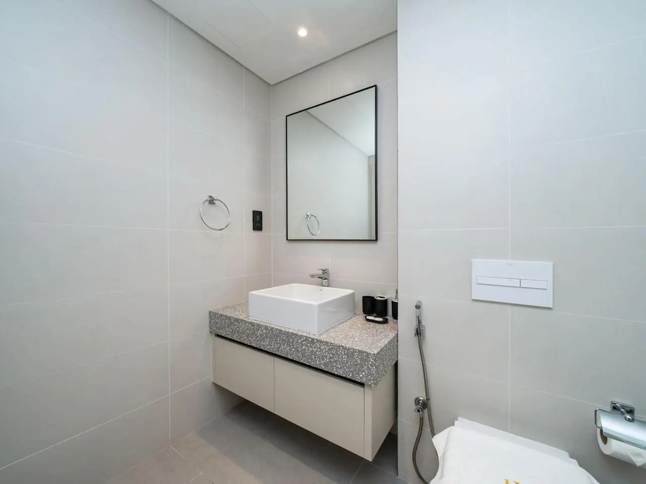 Sleek 1-Bedroom Beachfront Escape In Marina Vista Dubai Apartment