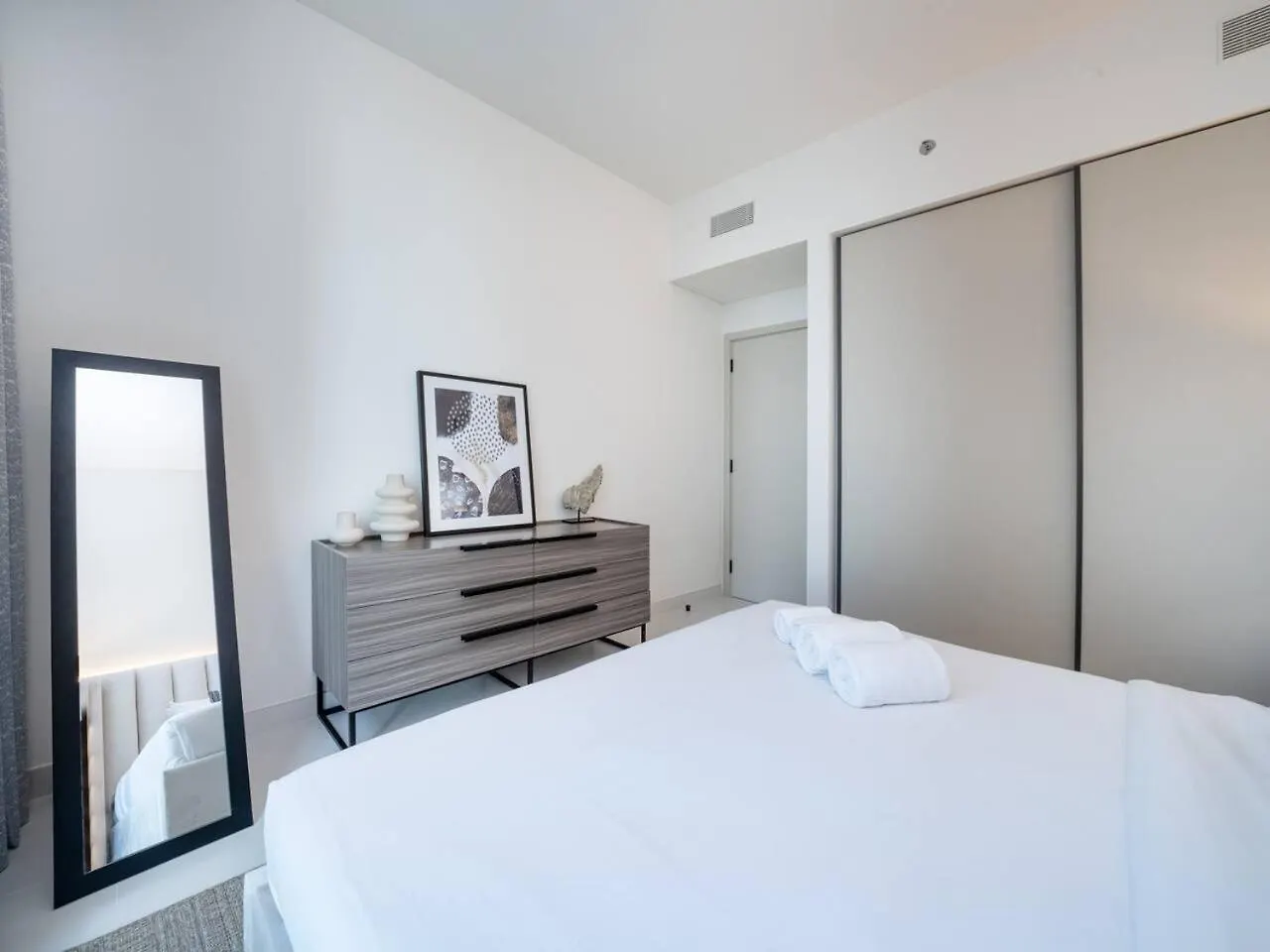 Apartment Sleek 1-Bedroom Beachfront Escape In Marina Vista Dubai