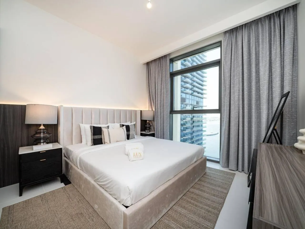 Apartment Sleek 1-Bedroom Beachfront Escape In Marina Vista Dubai
