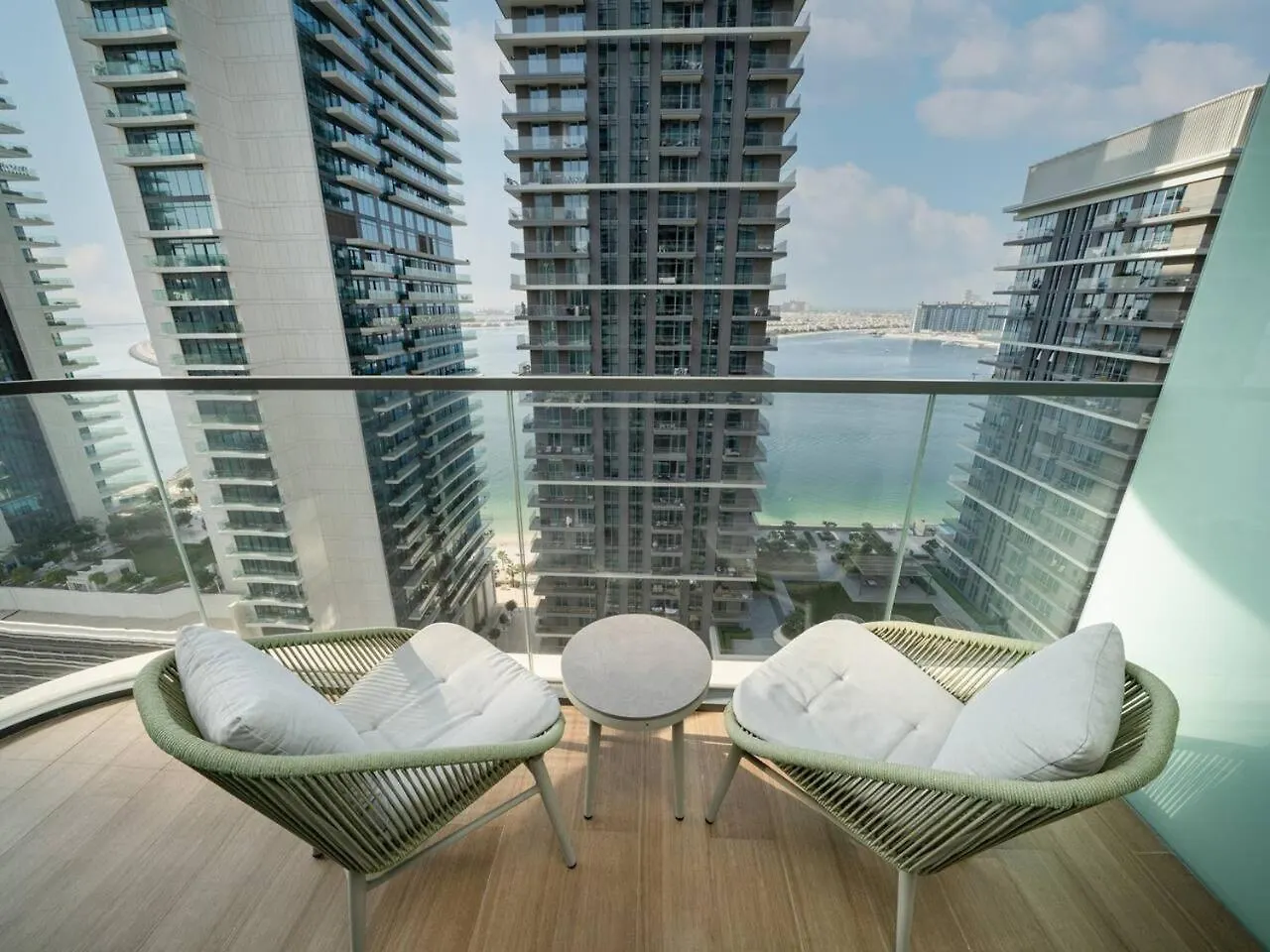 Sleek 1-Bedroom Beachfront Escape In Marina Vista Dubai 0*,