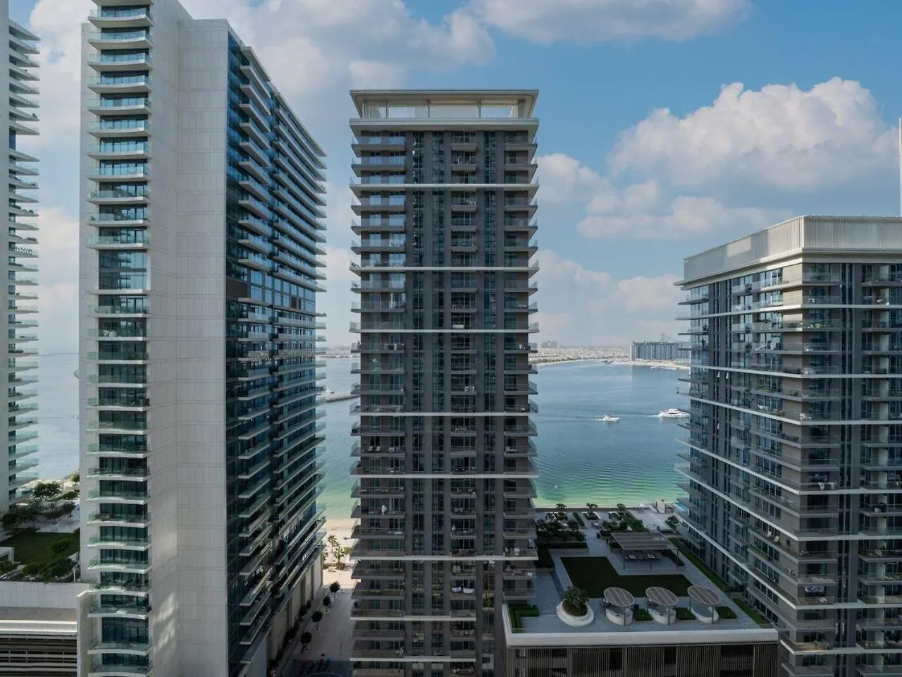 Sleek 1-Bedroom Beachfront Escape In Marina Vista Dubai Apartment