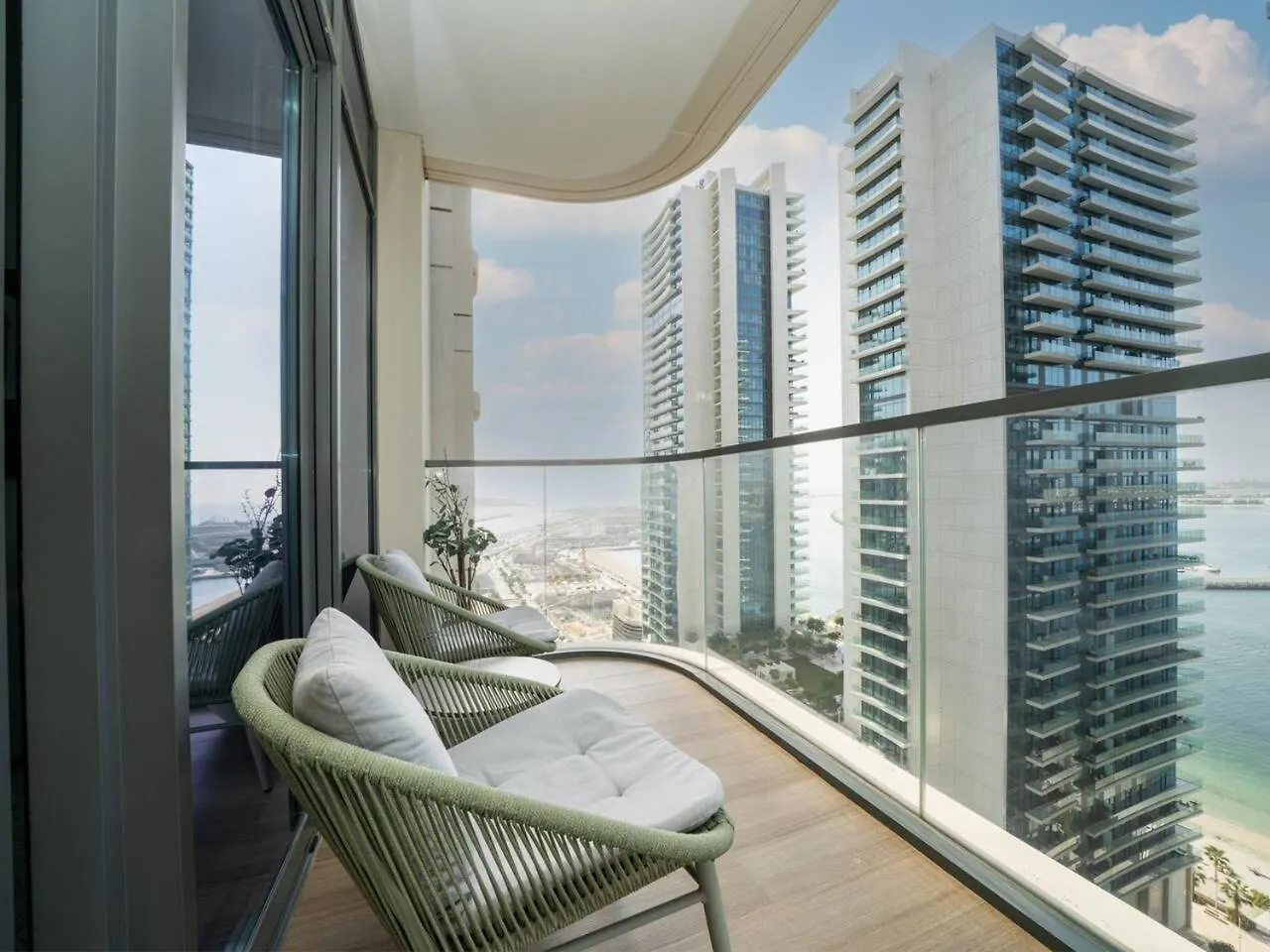 Sleek 1-Bedroom Beachfront Escape In Marina Vista Dubai 0*,